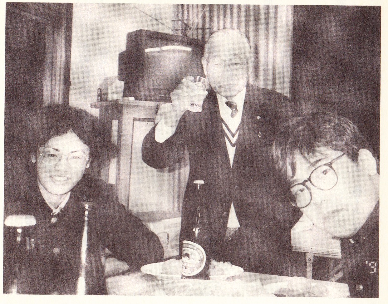 成人コンパ(中央が桑島館長さん)
